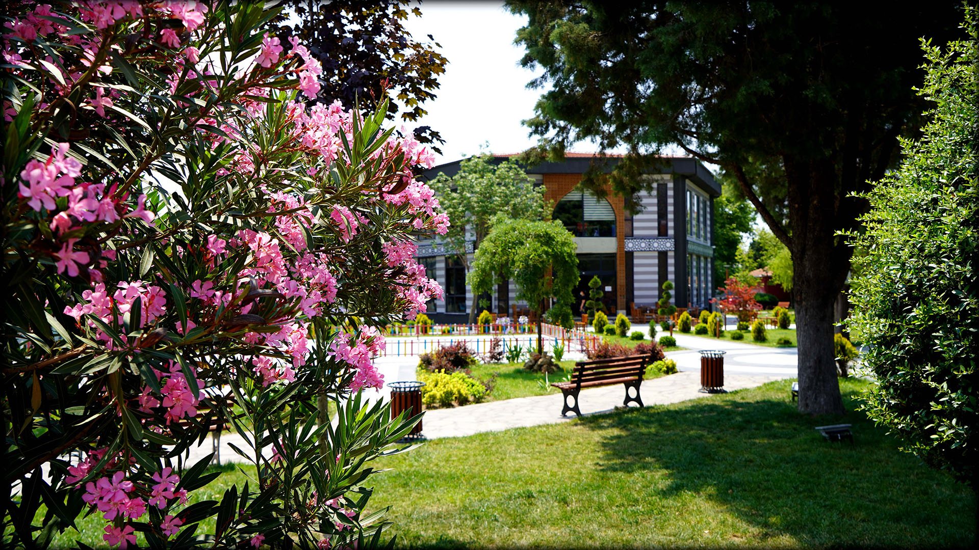 Peyzaj Uygulamaları ve Bahçe Bakımları