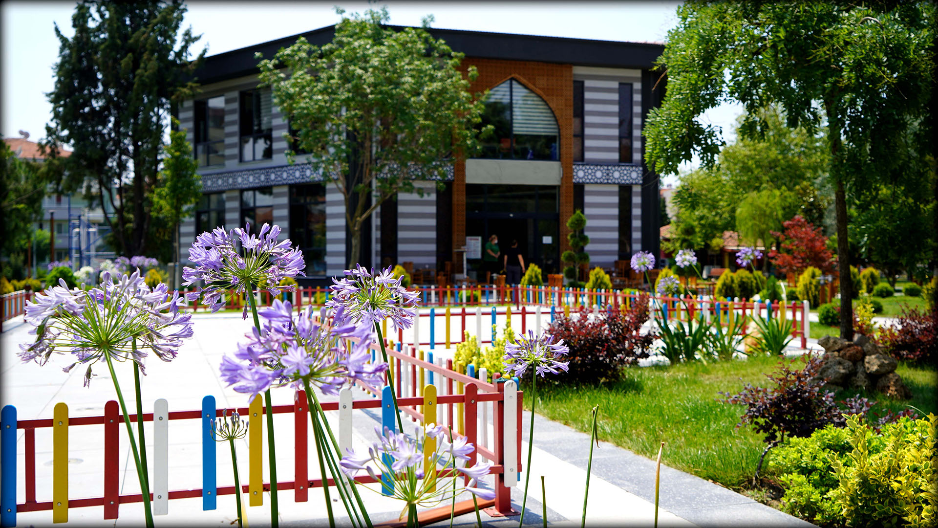 Peyzaj Uygulamaları ve Bahçe Bakımları