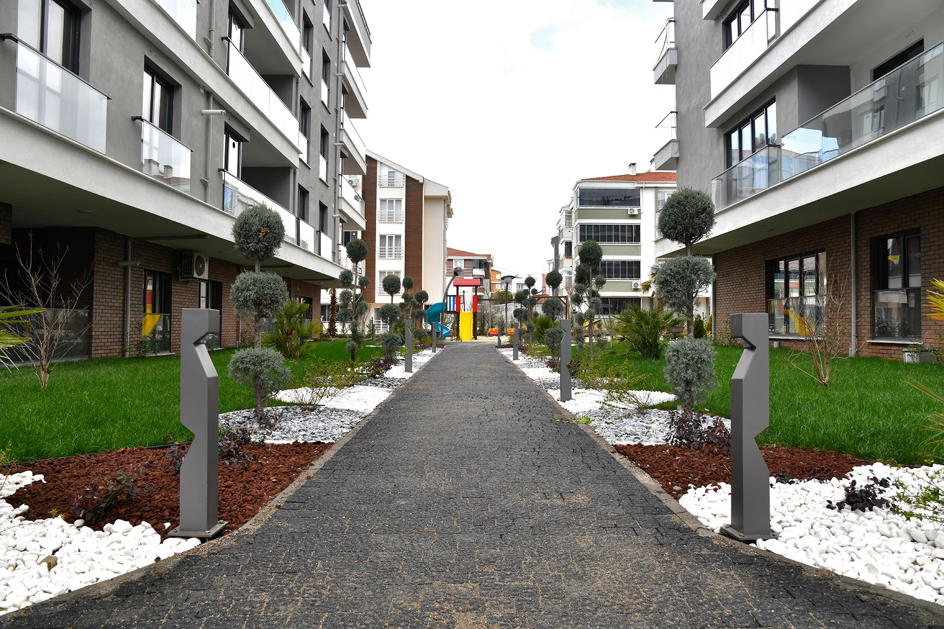 Peyzaj Uygulamaları ve Bahçe Bakımları