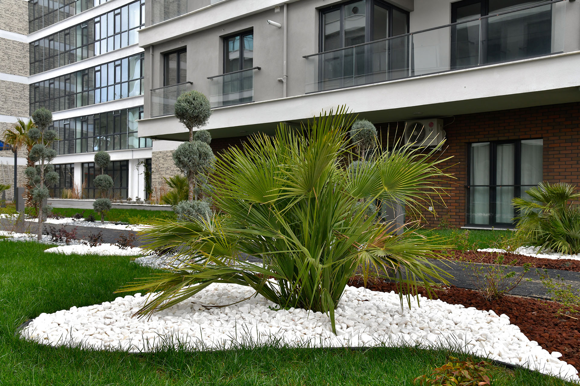 Peyzaj Uygulamaları ve Bahçe Bakımları