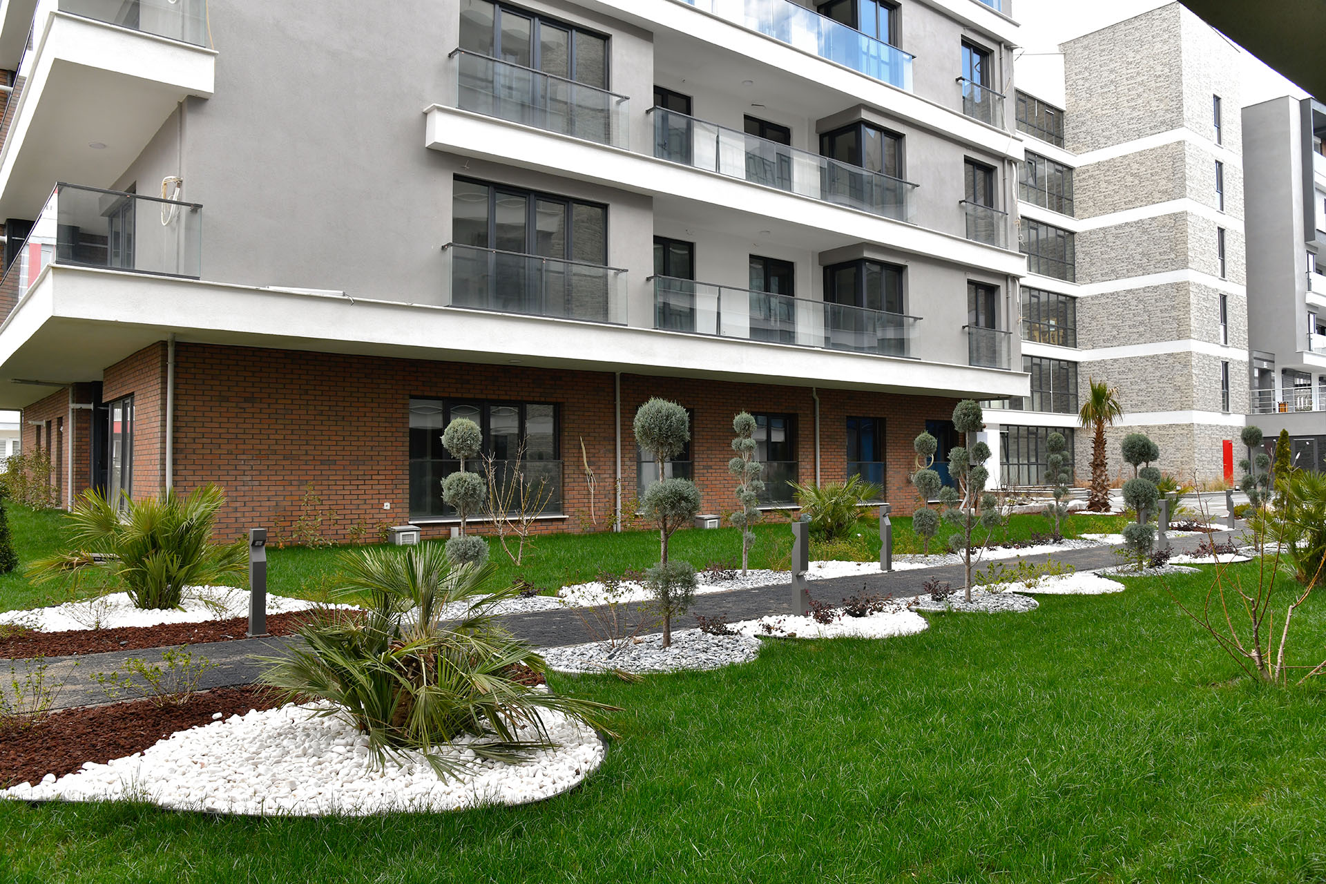 Peyzaj Uygulamaları ve Bahçe Bakımları